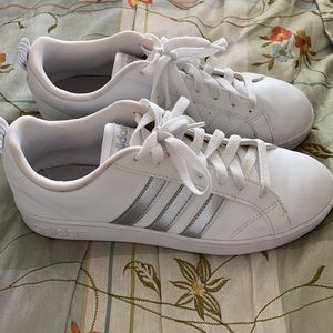 Women’s Adidas White silver 3 stripe shoes, 8 1/2